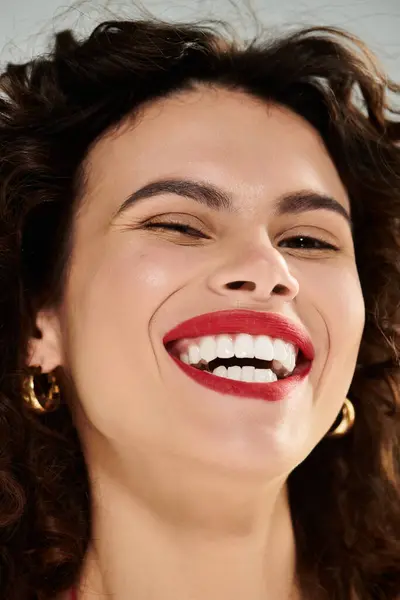 Joyful young woman models vibrant summer mood in a warm, delightful setting. — Stock Photo
