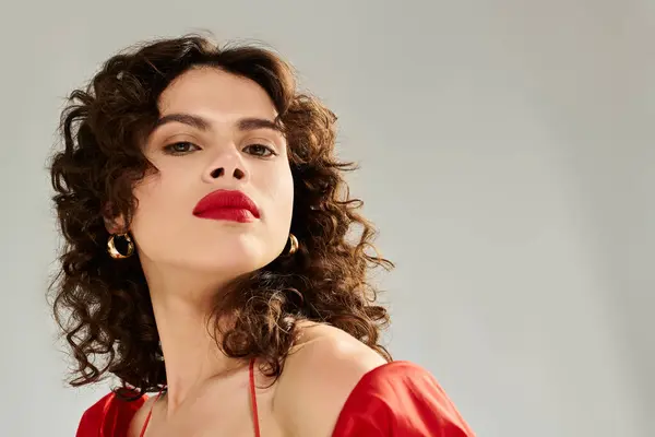 A stunning young woman showcases her summer styles with confidence and bold makeup. — стокове фото