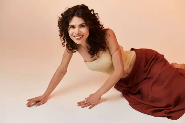 Радостная молодая женщина в шикарном летнем наряде выражает свою яркую индивидуальность и очарование. — стоковое фото