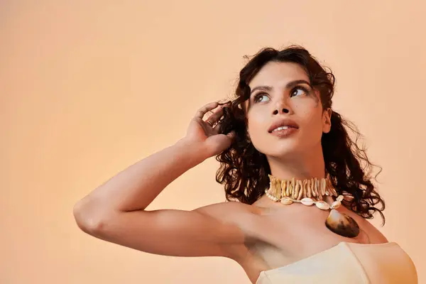 Una mujer confiada muestra su moda de verano y accesorios con encanto. — Stock Photo