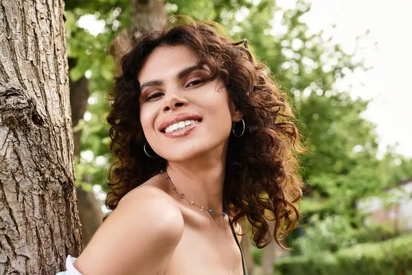 Bringing joy and charm, a beautiful young woman poses outdoors dressed in trendy summer attire. — Stock Photo