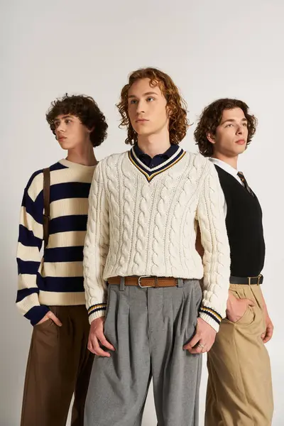 Trois jeunes hommes affichent leurs styles uniques, mélangeant des tenues tendance avec un style élégant. — Stock Photo