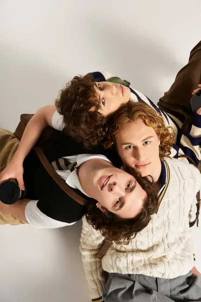 Tres hombres jóvenes muestran su sentido único de la moda mientras disfrutan de la compañía de los demás — Stock Photo