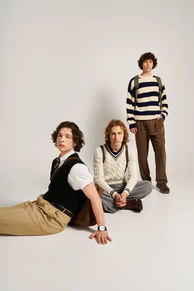 Trois amis à la mode exposent leurs styles uniques tout en posant ensemble en toute confiance. — Stock Photo