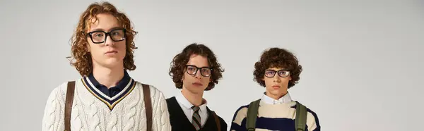 Trois jeunes hommes affichent en toute confiance leurs styles de mode uniques devant la caméra. — Stock Photo