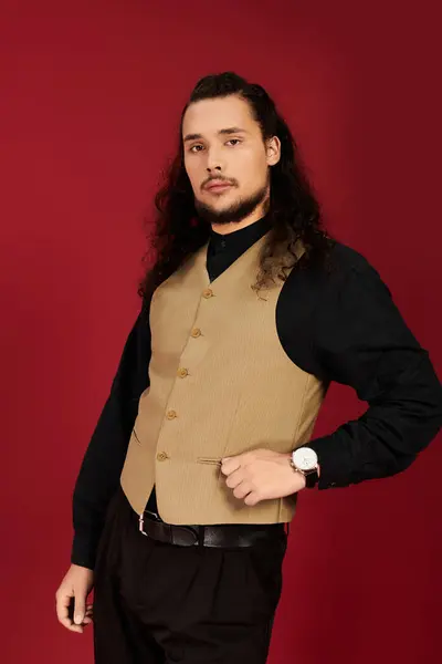 A confident young man in a stylish vest exudes charisma with his beard and charm. — Stock Photo