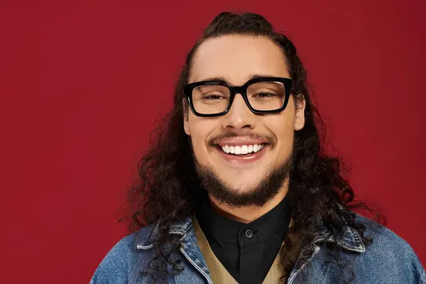 A charming young man with a full beard smiles confidently in casual attire. — Stock Photo