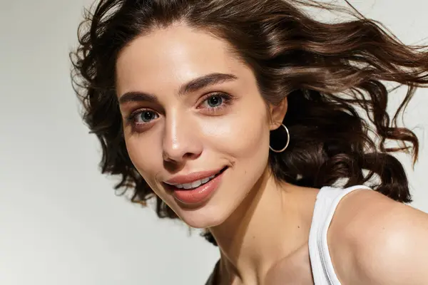 A young woman with stunning makeup poses beautifully in a professional studio. — Stock Photo