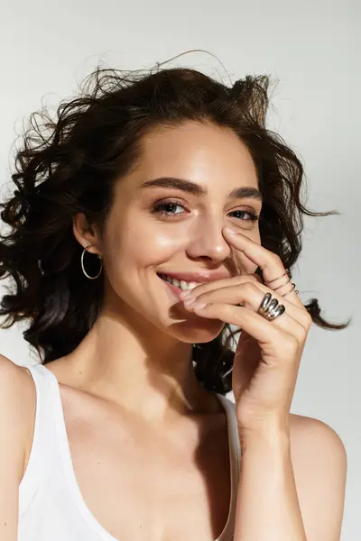 She showcases her charm with a stunning smile and well-defined makeup in a contemporary studio. — Stock Photo
