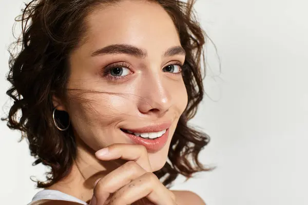 A young woman with elegant makeup poses gracefully, highlighting her natural beauty and charm. — Stock Photo