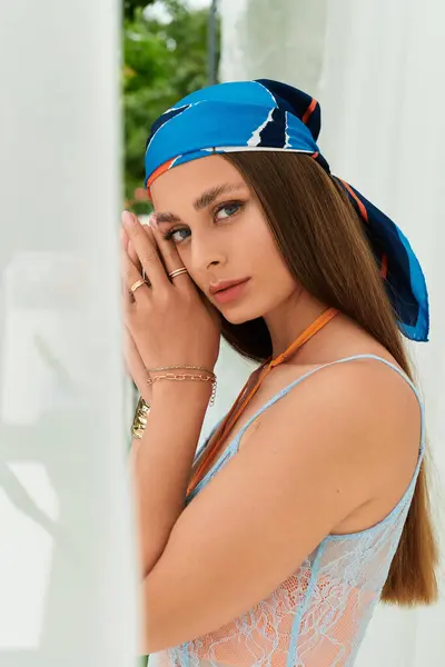 A young woman radiates beauty in a summer setting, adorned with vibrant colors and natural light. — стокове фото