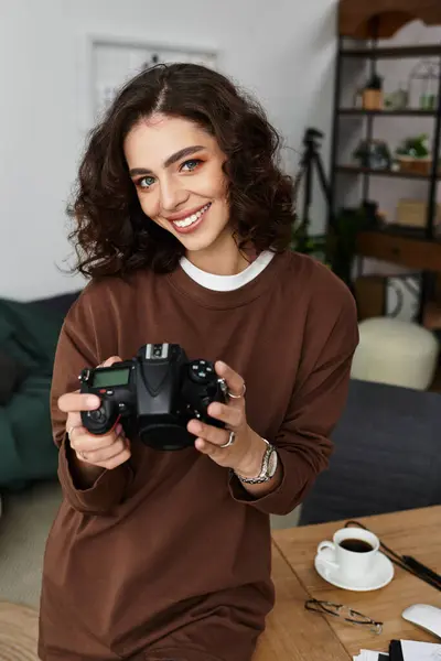 Curly-haired freelancer enjoys capturing moments in her cozy home workspace. — Stock Photo