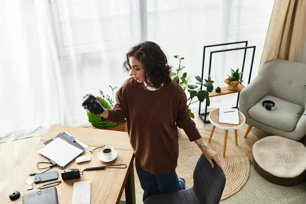 Curly-haired freelancer engages with her camera in a cozy home office setting. — Stock Photo