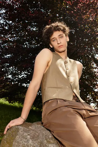 A young man enjoys nature in a lush park, sporting his trendy summer style. — Stock Photo