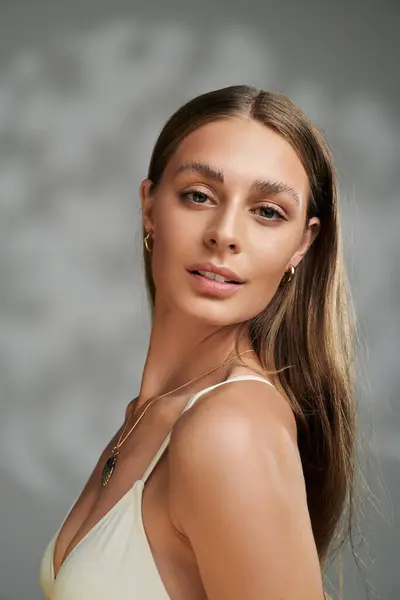 A stunning young woman showcases her natural beauty with tan skin in summertime. — Stock Photo