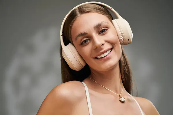 A cheerful young woman with natural makeup enjoys a summer music in a studio. — Stock Photo