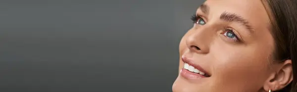 A pretty young woman with a natural glow showcases her tan skin and subtle makeup in summer vibes, banner — Stock Photo