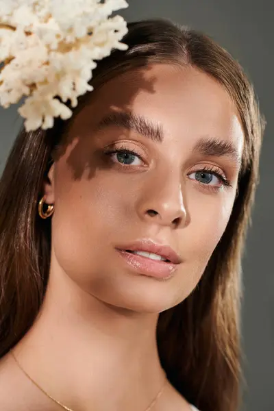 A young woman showcases her summer charm with natural makeup, glowing skin, and elegant pose. — Stock Photo