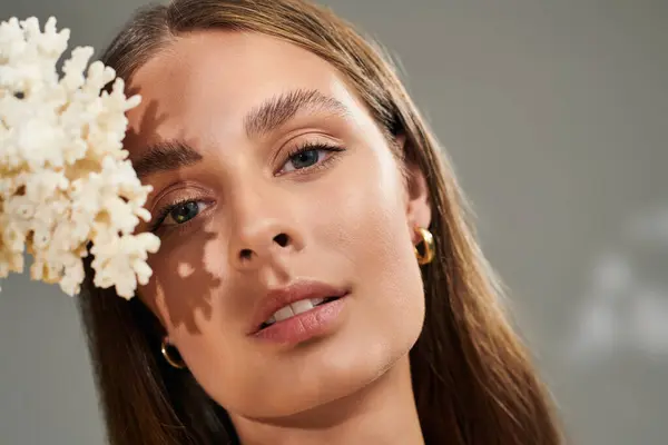 A young woman with tan skin showcases her natural beauty in a summer studio setting. — Stock Photo