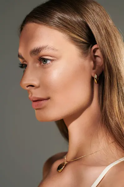 A youthful woman showcases her tan skin and natural makeup in a summer studio shoot. — Stock Photo