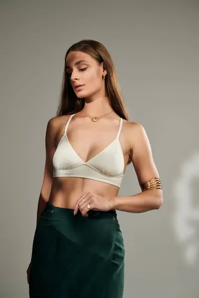 A young woman with tan skin and natural makeup exudes beauty in a summer-inspired studio. — Stock Photo