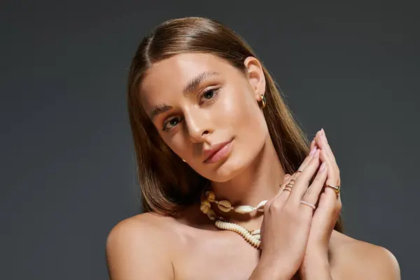 A young woman showcases her summer outfit, exuding warmth and elegance in the studio. — Stock Photo