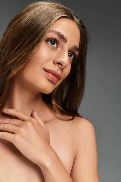 A stunning young woman poses gracefully, showcasing her natural beauty and confidence. — Stock Photo