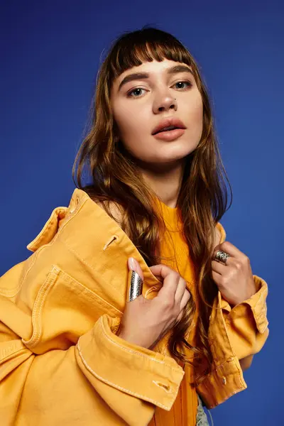 Jovem mulher confiantemente posa em trajes da moda, destacando seu senso de moda única e beleza. — Fotografia de Stock