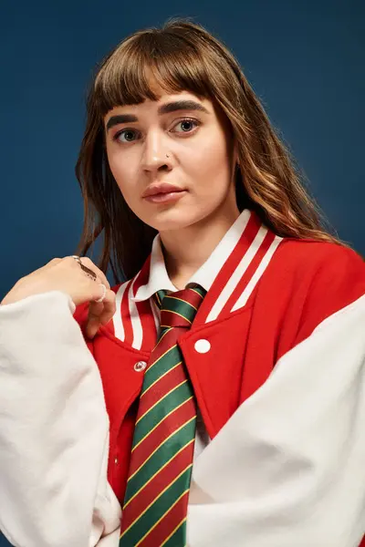 Mulher bonita posa em uma roupa elegante, irradiando alegria e determinação em seus estudos. — Fotografia de Stock