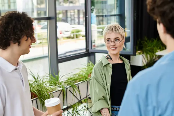 Eine lebhafte Gruppe aktiver Jugendlicher diskutiert inmitten üppigen Grüns. — Stockfoto