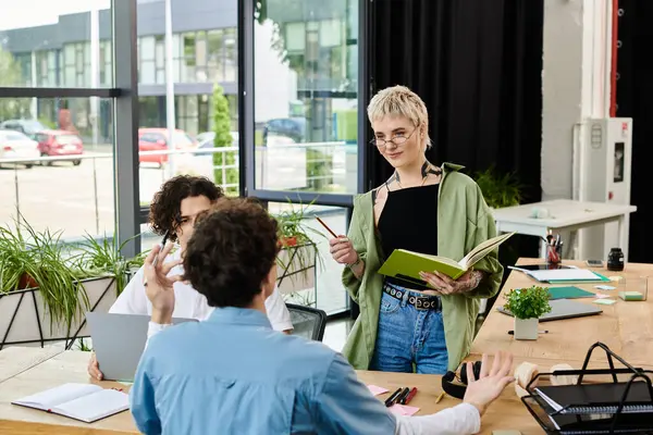 Junge Berufstätige engagieren sich aktiv in einem kollaborativen Arbeitsumfeld und teilen Ideen. — Stockfoto