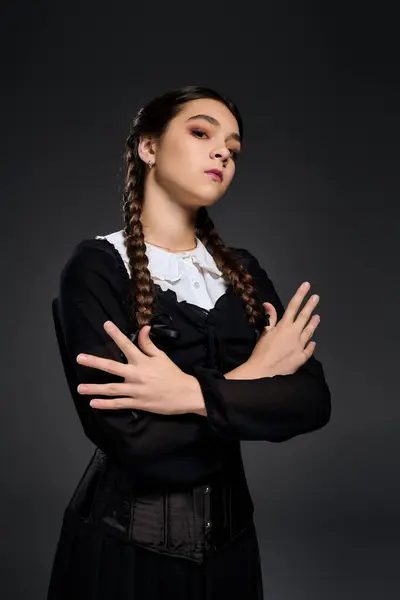 Criança vestida como quarta-feira em um vestido gótico escuro captura a essência da diversão da estação assustadora. — Fotografia de Stock