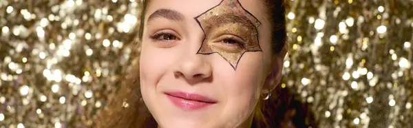 Menina sorri, mostrando uma estrela desenhando em seu rosto e lantejoulas de ouro espumante para o Halloween, banner — Fotografia de Stock