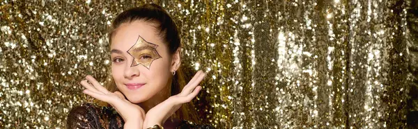 Una ragazza allegra mostra una stella dipinta sul suo viso, con scintillanti paillettes dorate per Halloween, striscione — Stock Photo