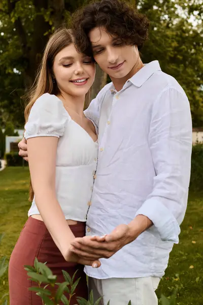 Couple enjoys a joyful moment together, surrounded by vibrant nature and warmth of the sun. — Stock Photo