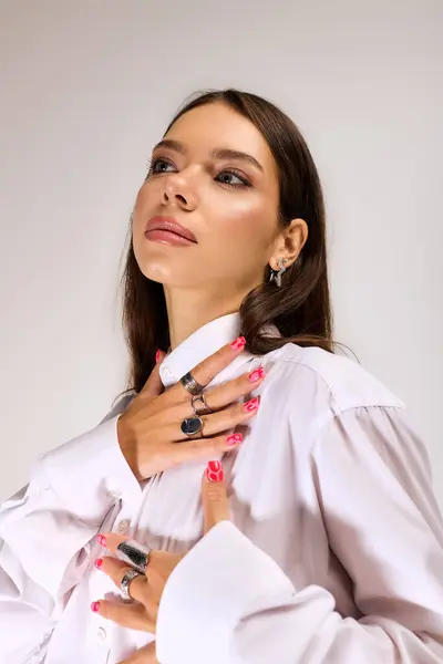 A young woman poses gracefully in a sophisticated autumn ensemble, highlighting her beauty. — Stock Photo