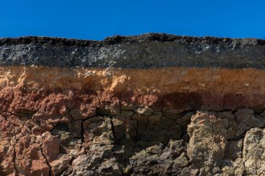 Gökyüzü arkaplanlı yol katmanları. Odaklanmayan resim