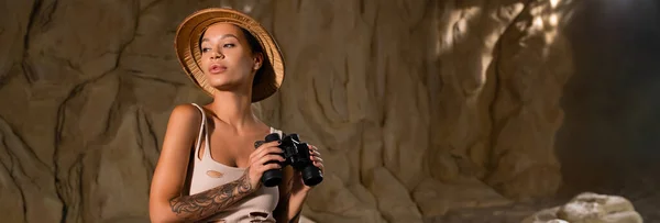 Joven Arqueólogo Top Sexy Sombrero Safari Sosteniendo Binoculares Desierto Pancarta — Foto de Stock