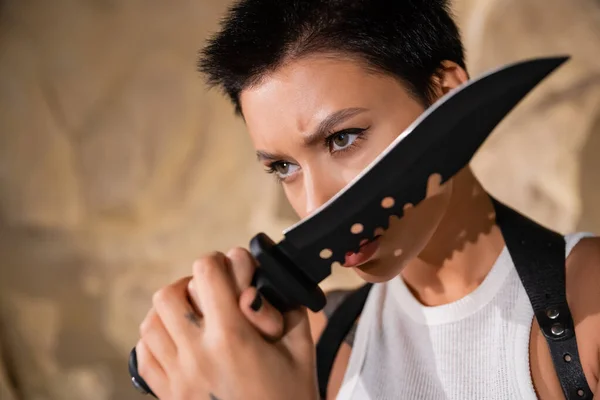 Ozbrojený Sexy Archeolog Krátkými Vlasy Drží Ostrý Nůž — Stock fotografie