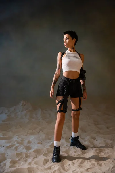 Full Length Sexy Armed Archaeologist Tattoo Dirty Crop Top Looking — Stock Photo, Image