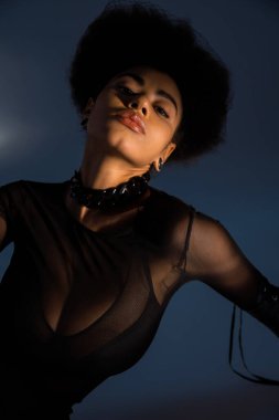 Şeffaf gömlekli ve mavi sütyenli seksi Afro-Amerikalı kadın.