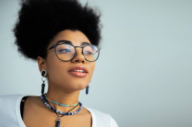 Gözlüklü ve gri renkli aksesuarlı Afro-Amerikan kadın portresi. 