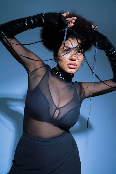 Elegante Donna Afroamericana Camicia Trasparente Reggiseno Nero Posa Blu — Foto Stock