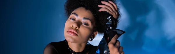 Stylische Afrikanisch Amerikanische Frau Schnürlederärmeln Posiert Auf Blauem Banner — Stockfoto