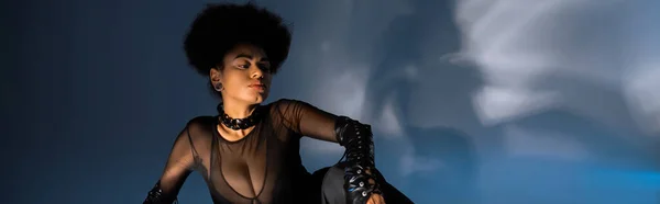 Lockige Afroamerikanerin Transparentem Hemd Und Sexy Outfit Sitzt Auf Blauem — Stockfoto