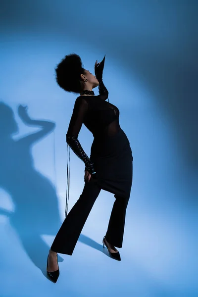 Lungimea Completă Modelului African American Creț Costum Negru Pozând Albastru — Fotografie, imagine de stoc