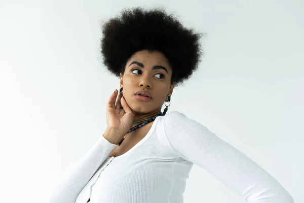 Bella Donna Afro Americana Toccare Viso Pulito Mentre Guardando Lontano — Foto Stock
