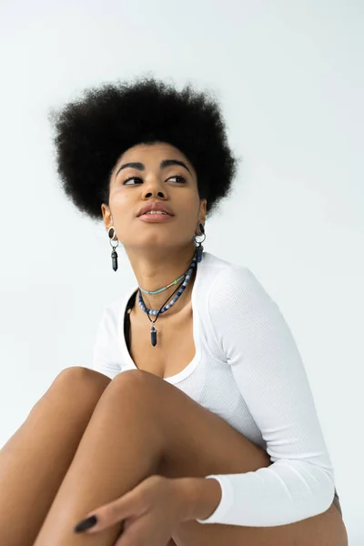 Frisée Jeune Femme Afro Américaine Chemise Manches Longues Isolée Sur — Photo