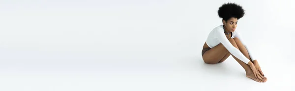Повна Довжина Босоніж Афроамериканської Жінки Сорочці Довгим Рукавом Трусиках Сидять — стокове фото