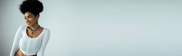 Щаслива Афроамериканка Сорочці Довгим Рукавом Посміхається Білому Тлі Банер — стокове фото
